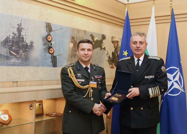 Министерство на отбраната: Адмирал Емил Ефтимов се срещна с досегашния и с новия аташе по отбраната на Република Турция у нас 