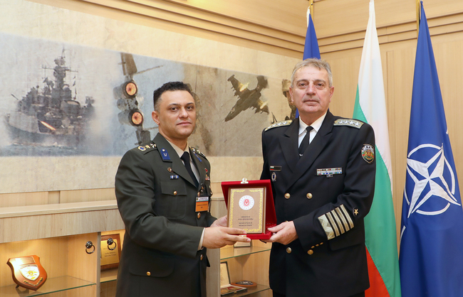 Началникът на отбраната адмирал Емил Ефтимов приветства новоназначения аташе по отбраната на Турция подполковник Угур Мертоглу