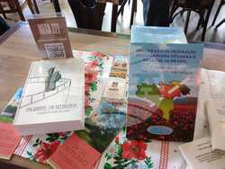 По време на празничния обяд членовете на Асоциацията представиха различни книги и речници, посветени на българо-бесарабската общност в Бразилия, както и ръчно изработени сувенири с мотиви, вдъхновени от българския фолклор, шевици и мартеници. 