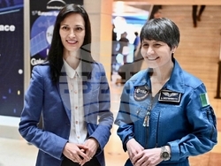 Снимка: Европейска комисия -Мария Габриел и Саманта Кристофорети: Вярваме в новото поколение учени и иноватори да разширят границите на познанието ни за Вселената