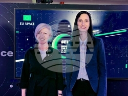 Снимка: Европейска комисия -Мария Габриел и Саманта Кристофорети: Вярваме в новото поколение учени и иноватори да разширят границите на познанието ни за Вселената