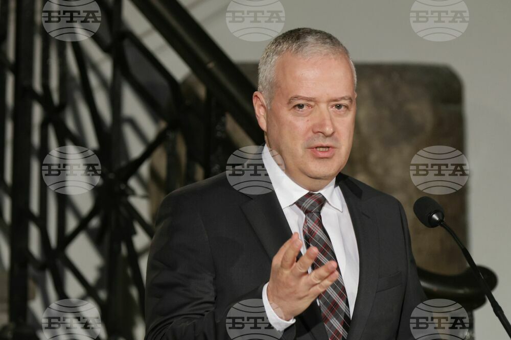 Сградният фонд, персоналът и експонатите на музея „Гети" продължават да са в безопасност от пожарите, съобщи министър Иван Кондов
