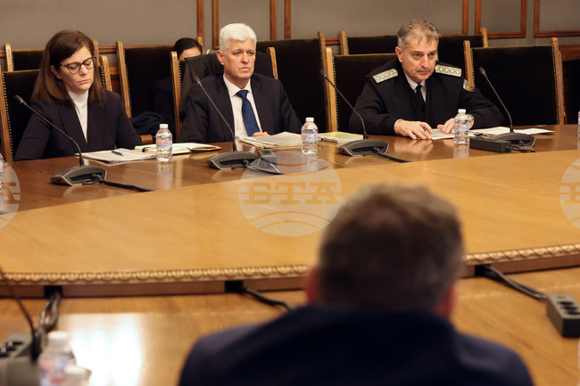 Парламент - Комисия по отбрана