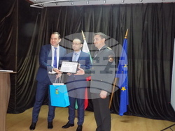 Снимка: Пресцентър МВР - Почетни отличия за екипите на пожарната и полицията, овладели критичната ситуация с горяща цистерна в Костинброд