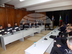 Снимка: Пресцентър МВР - Почетни отличия за екипите на пожарната и полицията, овладели критичната ситуация с горяща цистерна в Костинброд