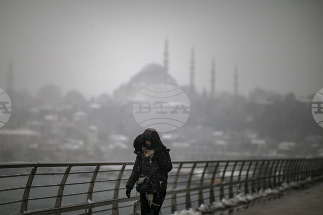 Снежна буря в Истанбул предизвика отмяната на много полети и затвори Босфора