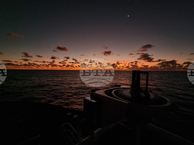 RSV 421 Passes by Recife's Shores