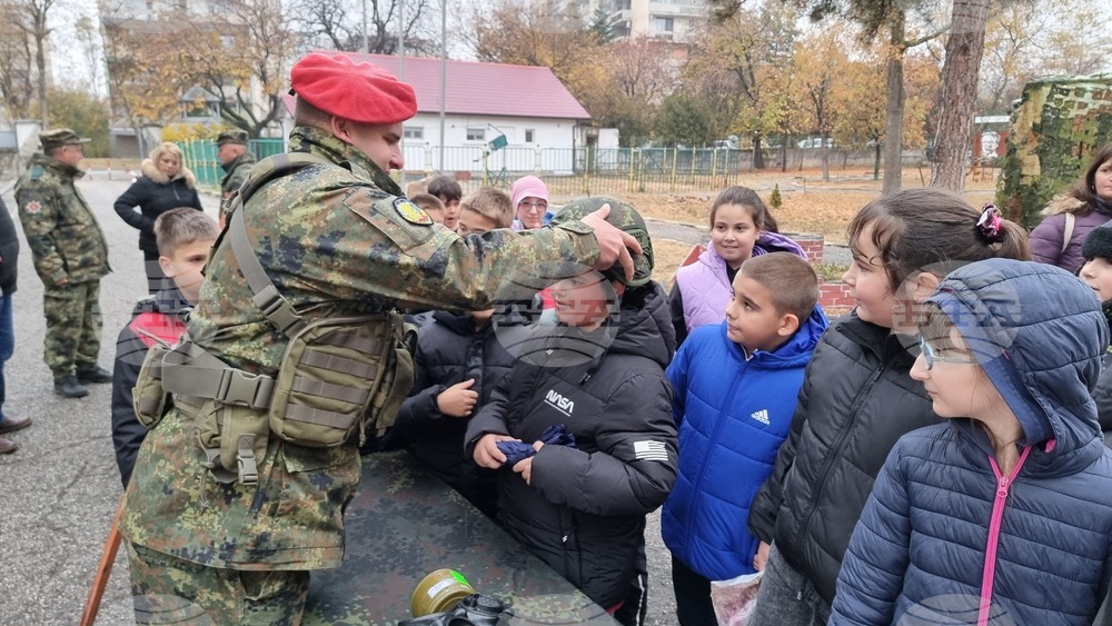 Стотици деца наблюдаваха демонстрации и се състезаваха в Ден на отворените врати в поделение 52 740 в Хасково