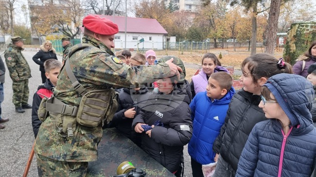 Стотици деца наблюдаваха демонстрации и се състезаваха в Ден на отворените врати в поделение 52 740 в Хасково
