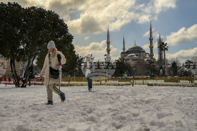 Училищата в Истанбул затварят врати утре заради снега