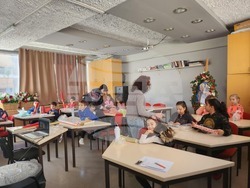 Ученици от училище „Св. св. Кирил и Методий“ в Атина изработиха маракаси по време на музикално ателие