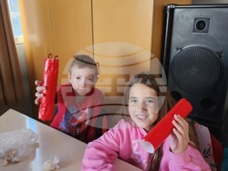 Ученици от училище „Св. св. Кирил и Методий“ в Атина изработиха маракаси по време на музикално ателие