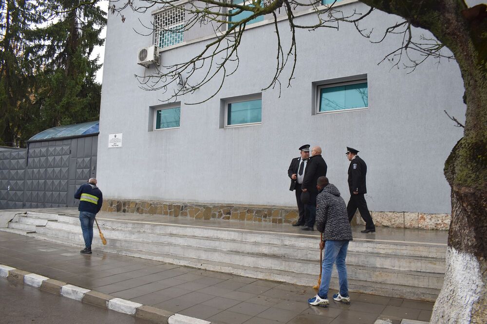 Затворници облагородиха района около Следствения арест в Разград