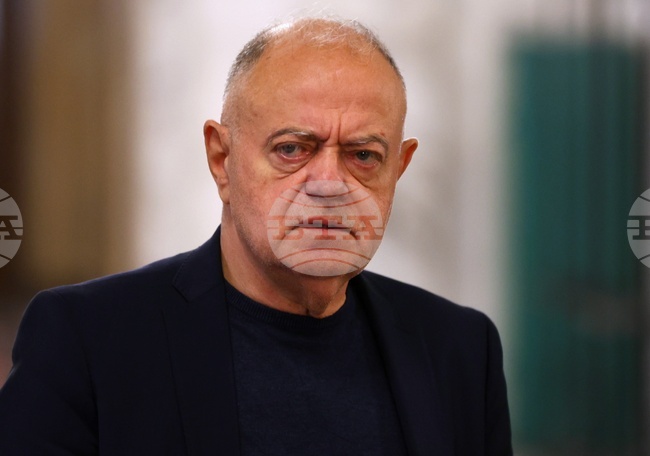 Нужна е бърза консолидация на лидерите на ЕС, която да осигури мощна подкрепа на Украйна, написа Атанас Атанасов 