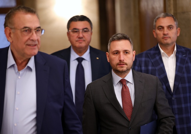 Пеевски "направи троен тулуп" в позицията си за Украйна, коментираха от парламентарната група "Демокрация, права и свободи"- ДПС