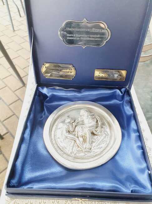 Училище “Проф. Иван Шишманов” във Виена получи грамота и плакет за реализация на проект по програмата “Неразказаните истории на българите”