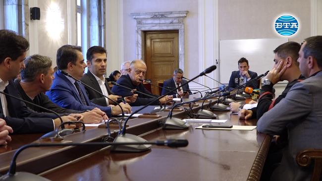 Възможностите за управление и законодателната програма на Народното събрание обсъдиха по време на среща лидерите на ПП-ДБ и МЕЧ