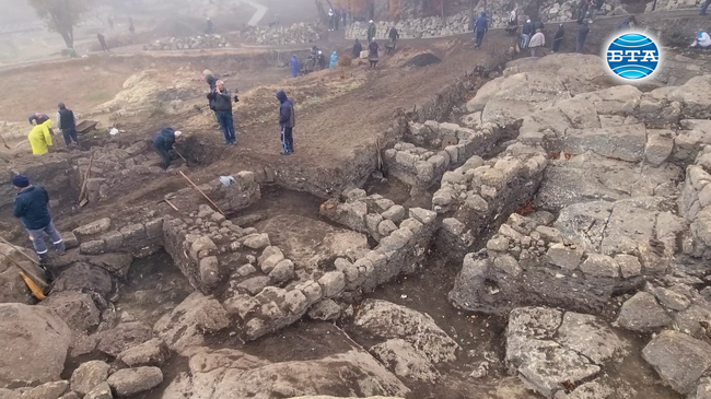 Стена е разделяла християнските от езическите храмове в южния квартал на Перперикон, обясни проф. Николай Овчаров