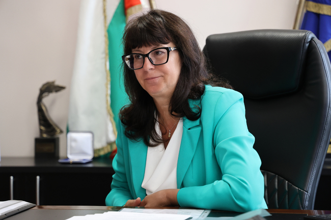 Министър Кондева: Не сме се отказали от Протонния център