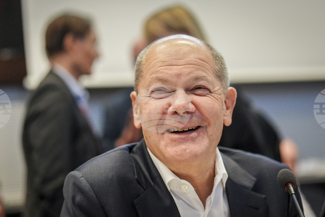 Олаф Шолц - стабилната ръка на Германия, която загуби контрол върху властта