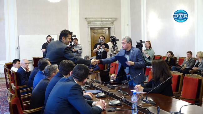 Пред ПП-ДБ Тошко Йорданов от ИТН настоя най-възрастният депутат да остане председател на парламента до формирането на мнозинство