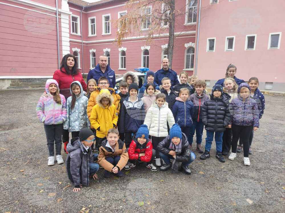 Второкласници от програмата „Детско полицейско управление“ Севлиево се запознаха с професията на полицаите
