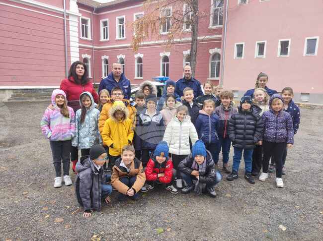 Второкласници от програмата „Детско полицейско управление“ Севлиево се запознаха с професията на полицаите