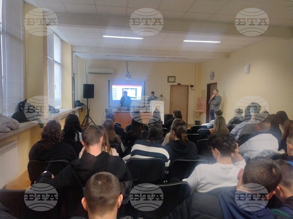 Следователи запознаха непълнолетни ученици от Велико Търново с наказателната отговорност, която носят и с опасностите в Интернет