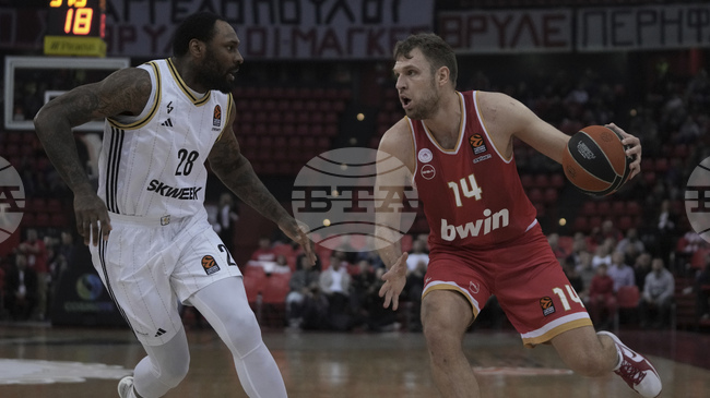 Александър Везенков изведе Олимпиакос до победа срещу Анадолу Ефес в Евролигата