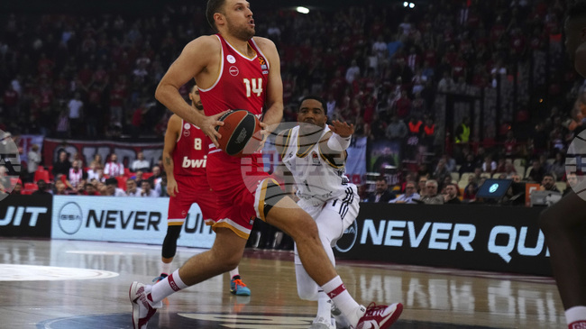 Везенков отбеляза 14 точки при победата на Олимпиакос над Жалгирис в баскетболната Евролига