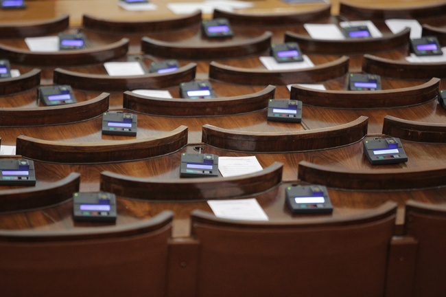 Очаква се парламентът да разгледа на второ четене промени в Кодекса на труда, свързани с механизма за определяне на минималната работна заплата