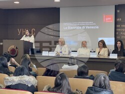 Лекция на тема „Туризъм, култура, политика и религия в най-големия форум за съвременно изкуство – Венецианското биенале“ с участието на д-р Надежда Джакова. Снимка: УНСС