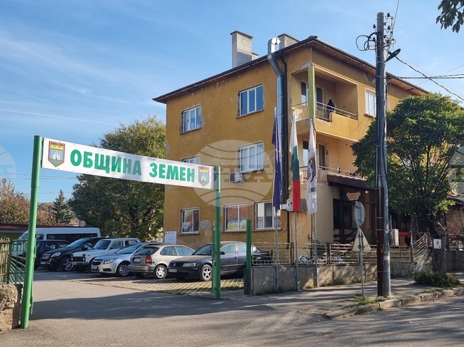 Община Земен обяви обществена поръчка за зимно поддържане и снегопочистване