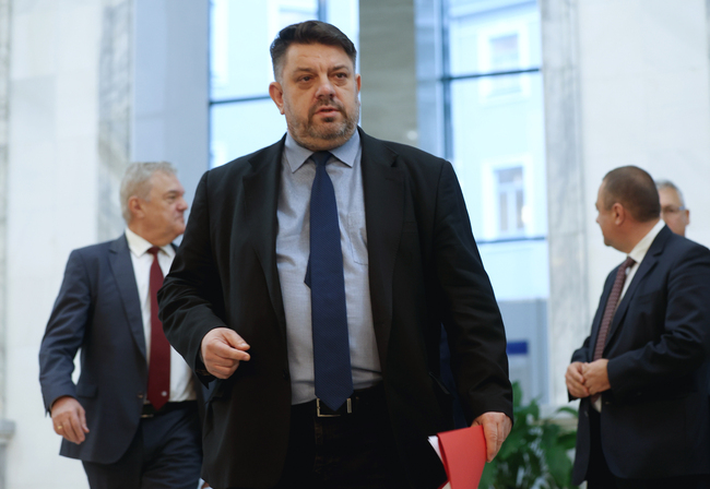 Имаме намерение да издигнем надпартиен кандидат, който има потенциал да обедини всички партии, каза Атанас Зафиров