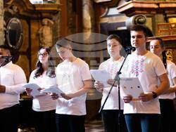 Финалната изява на участниците от Българско средно училище „Д-р Петър Берон“ – Прага в проекта „Разкажи ми твоята история“ се състоя на 8 ноември 2024 г. в Огледалната зала на Националната чешка библиотека – Климентинум.