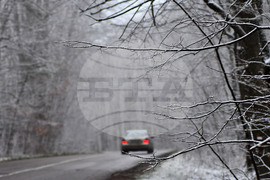 Село Голям Поровец - зима - първи сняг