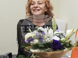 Виолета Янушева със своя роман и почитатели, снимка – личен архив