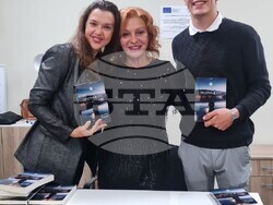 Виолета Янушева със своя роман и почитатели, снимка – личен архив