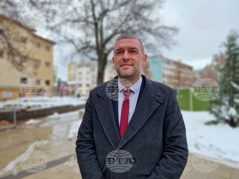 Скулпторът Евгени Димов ще дари на Община Перник триметрова статуя на сурвакар