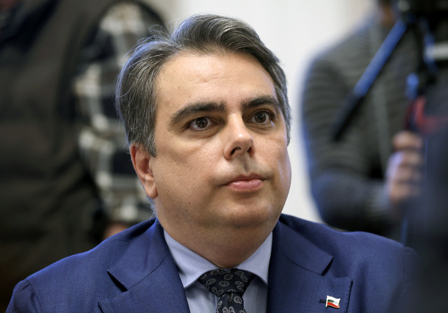 За отстраняването на Борислав Сарафов ще направим мнозинство с всички партии, които подкрепят това, каза Асен Василев