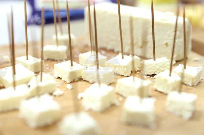 Сдружението "За достъпна и качествена храна" приветства решението на КЗК да санкционира мандри за наличие на краве мляко в овче сирене