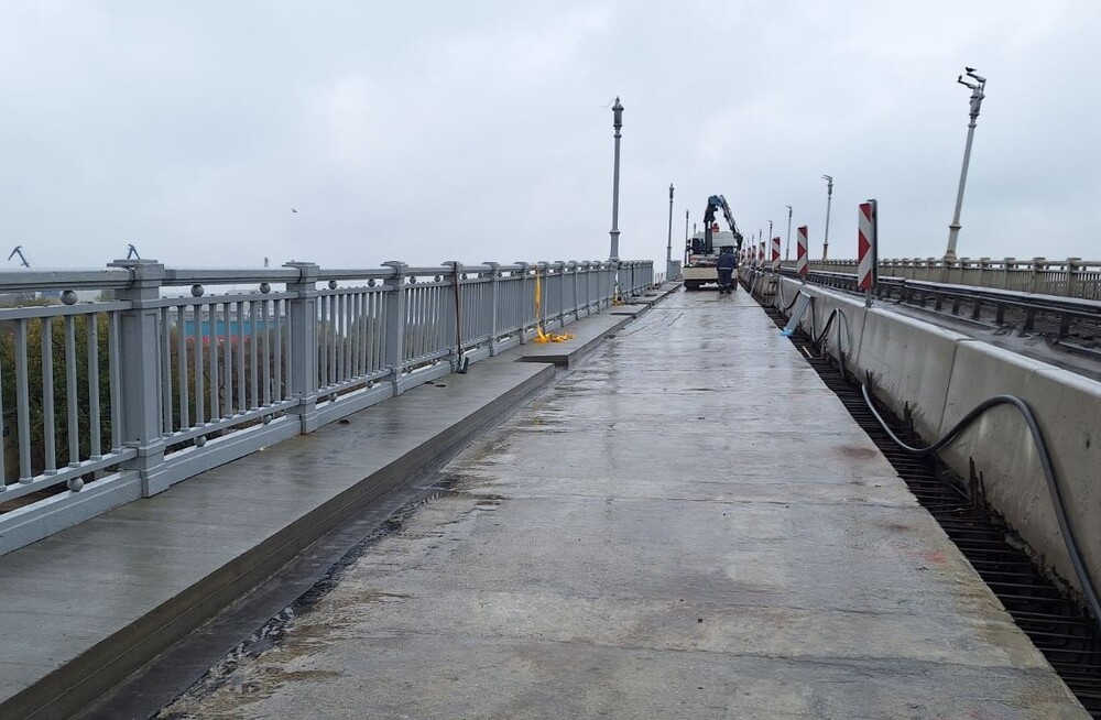 Монтирани са първите 102 м от реставрирания пешеходен парапет на Дунав мост при Русе, съобщиха от Агенция "Пътна инфраструктура"