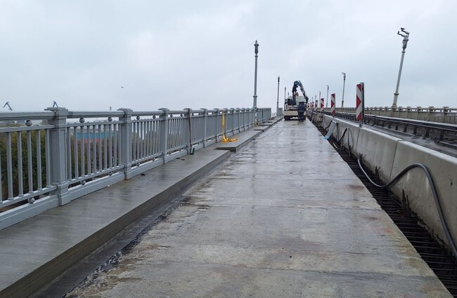 Монтирани са първите 102 м от реставрирания пешеходен парапет на Дунав мост при Русе, съобщиха от Агенция "Пътна инфраструктура"