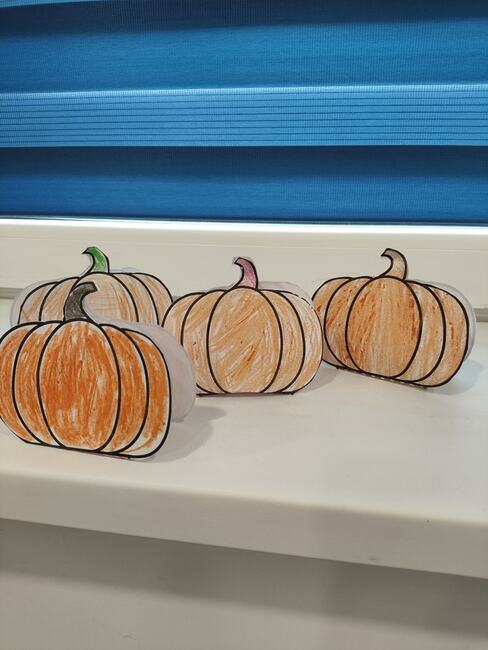 Възпитаниците на училище „Дора Габе“ в Краков, Полша, правиха хартиени тикви