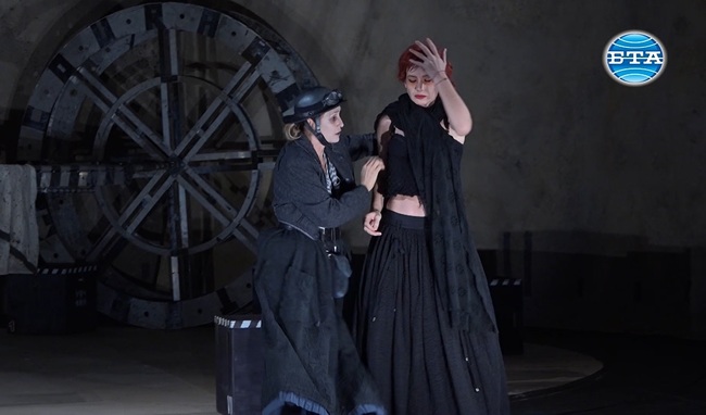 „Майка Кураж“ в Сатирата: Малки хора хвърлят големи сенки