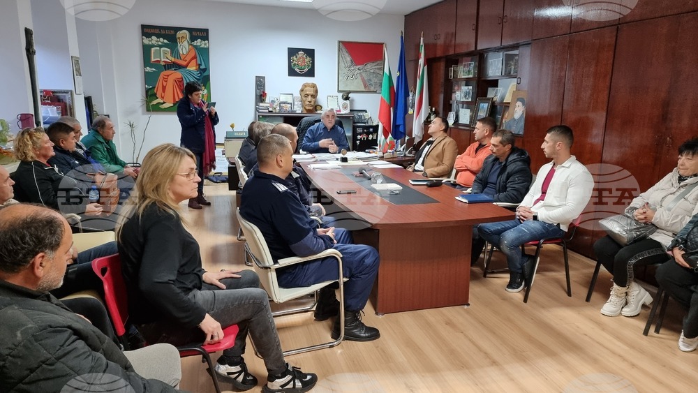 Кметът на Мездра и жители на три квартала обсъдиха на среща достъпа до имотите им, възпрепятстван заради разширението на пътя Мездра – Ботевград