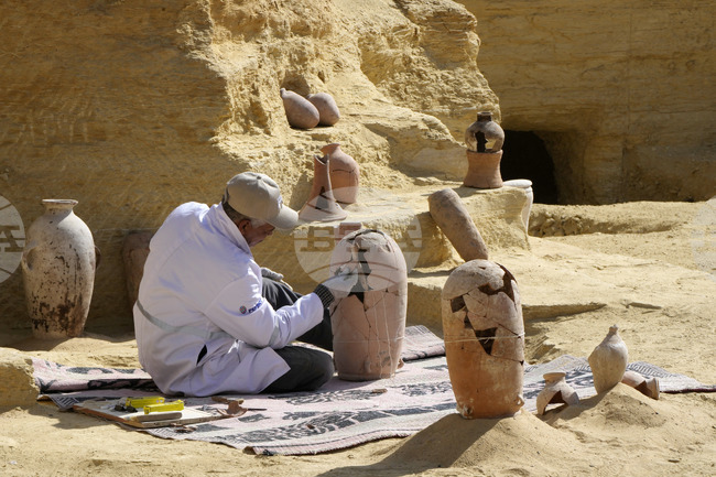 Пълен отпечатък на ръка, оставен неволно преди 4000 години върху глинен съд в Древен Египет, развълнува археолози 