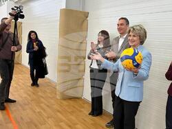 Снимка: Министерство на младежта и спорта -  Весела Лечева откри физкултурен салон и направи нова инспекция на многофункционалната зала „Арена Бургас“