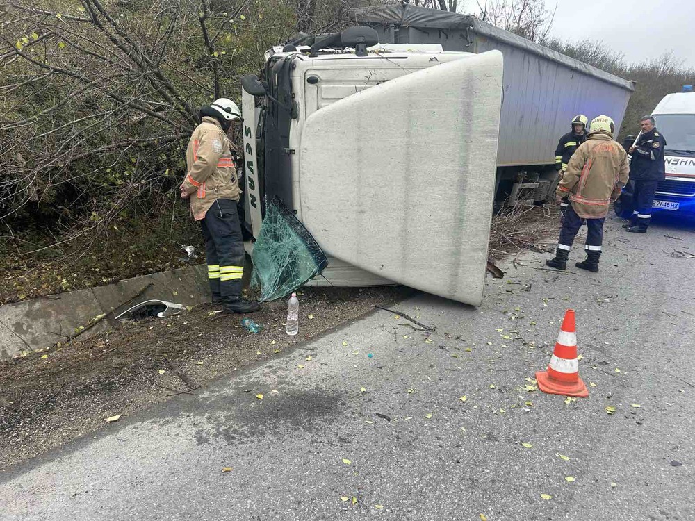 Заради инцидент с товарен автомобил полиция регулира движението около Индустриалния парк в Шумен, след кръговото, в посока пети километър