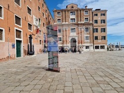 Плакатът на 60-ото издание на Венецианското биенале на изкуствата. Снимка: Ваня Сухарова, специален пратеник на БТА